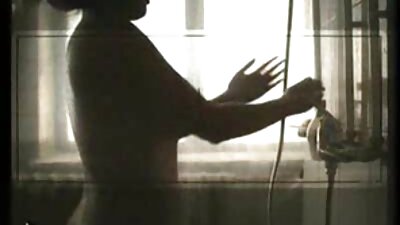 בחור חרמן תקף וזיין אחיות GF בחדר צפייה ישירה סקס האמבטיה
